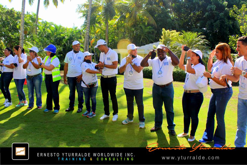 Puertas Afuera | Team Building Outdoor LATAM, El Caribe y USA Talleres de Cuerdas Bajas | Team Building Empresarial para el desarrollo de equipos de trabajo