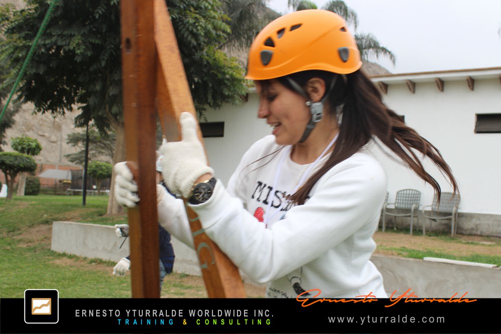 Puertas Afuera | Team Building Outdoor LATAM, El Caribe y USA Talleres de Cuerdas Bajas | Team Building Empresarial para el desarrollo de equipos de trabajo