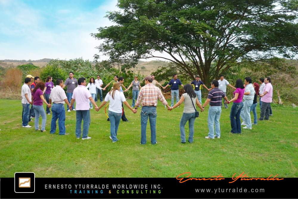 Puertas Afuera | Team Building Outdoor LATAM, El Caribe y USA Talleres de Cuerdas Bajas | Team Building Empresarial para el desarrollo de equipos de trabajo
