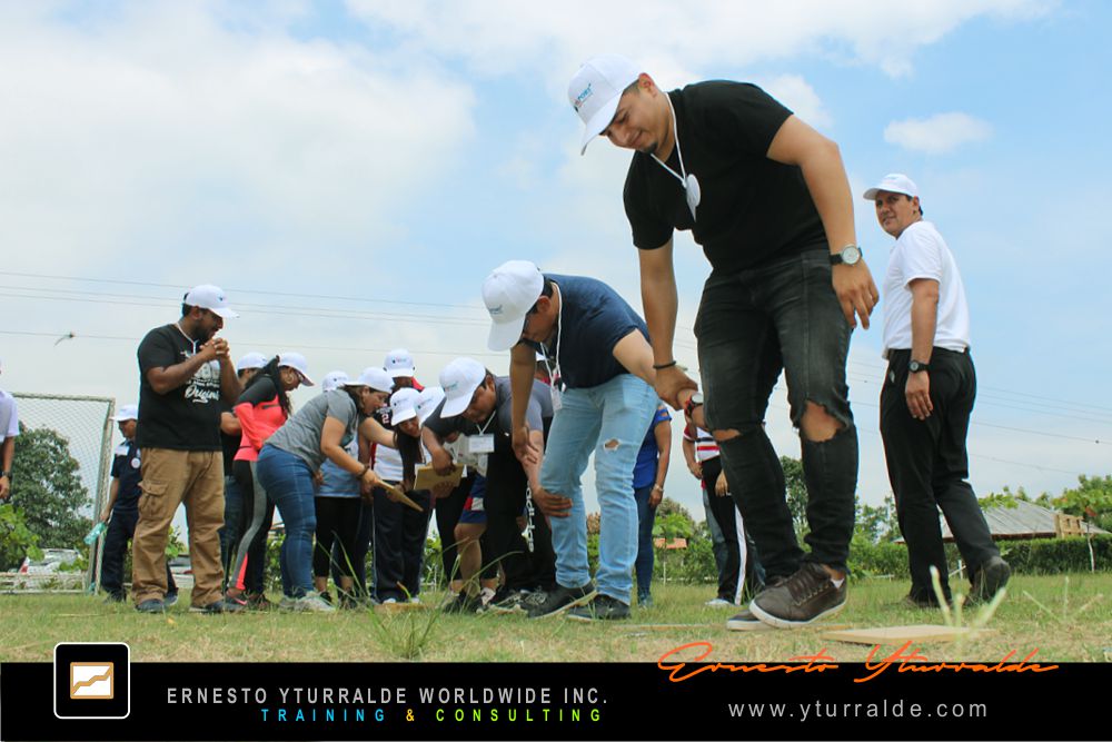 Puertas Afuera | Team Building Outdoor LATAM, El Caribe y USA Talleres de Cuerdas Bajas | Team Building Empresarial para el desarrollo de equipos de trabajo