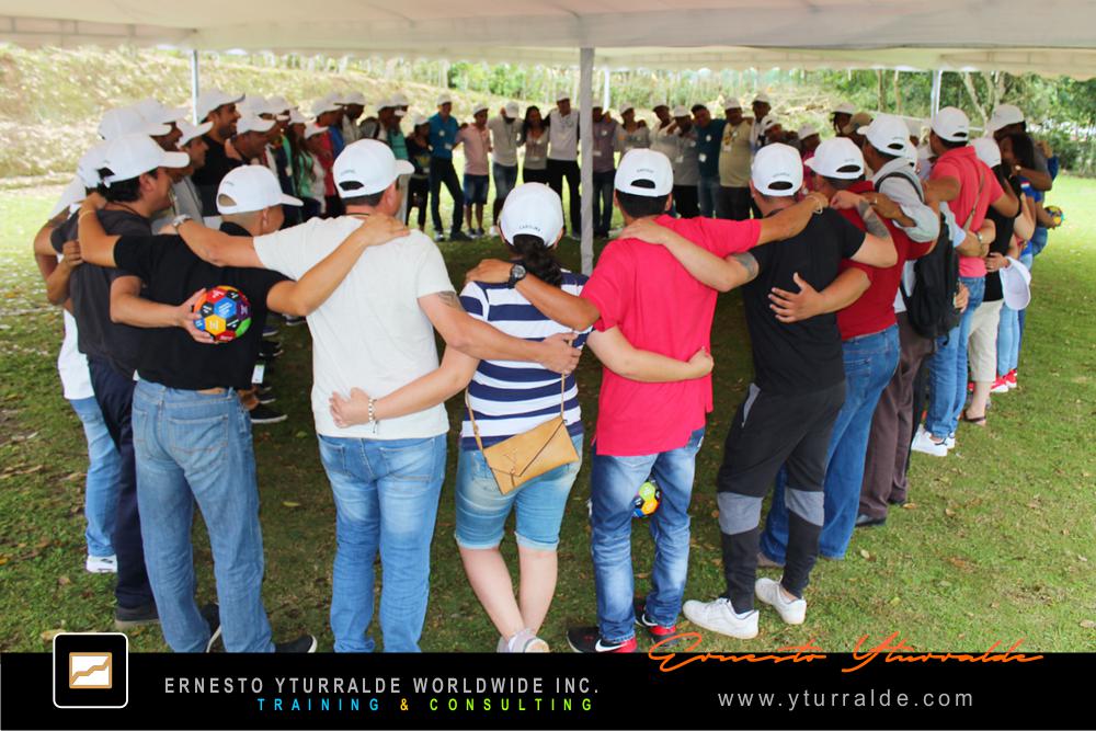 Puertas Afuera | Team Building Outdoor LATAM, El Caribe y USA Talleres de Cuerdas Bajas | Team Building Empresarial para el desarrollo de equipos de trabajo