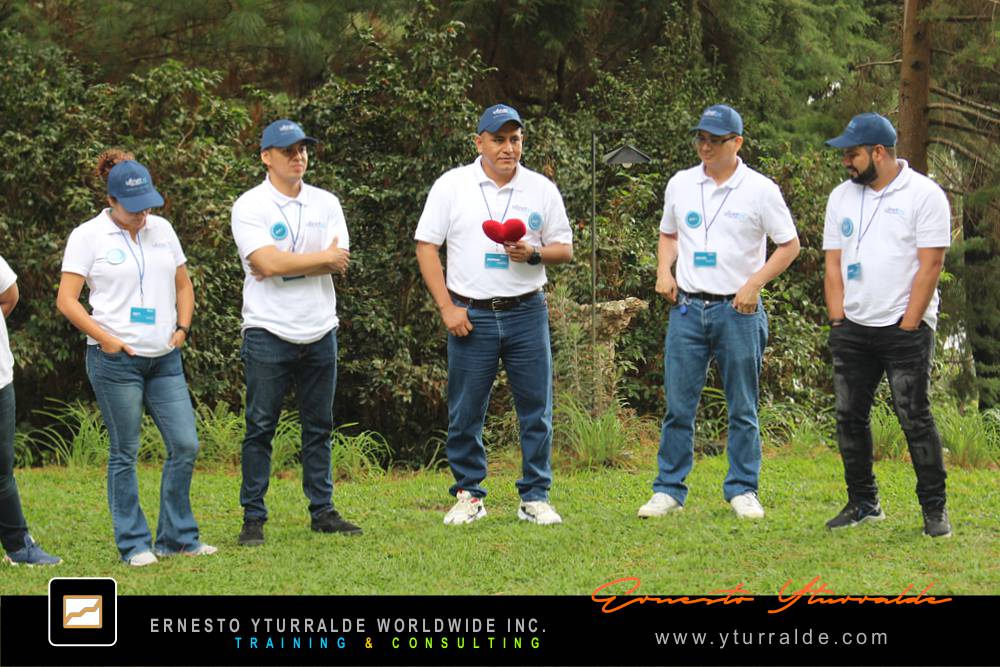 Puertas Afuera | Team Building Outdoor LATAM, El Caribe y USA Talleres de Cuerdas Bajas | Team Building Empresarial para el desarrollo de equipos de trabajo